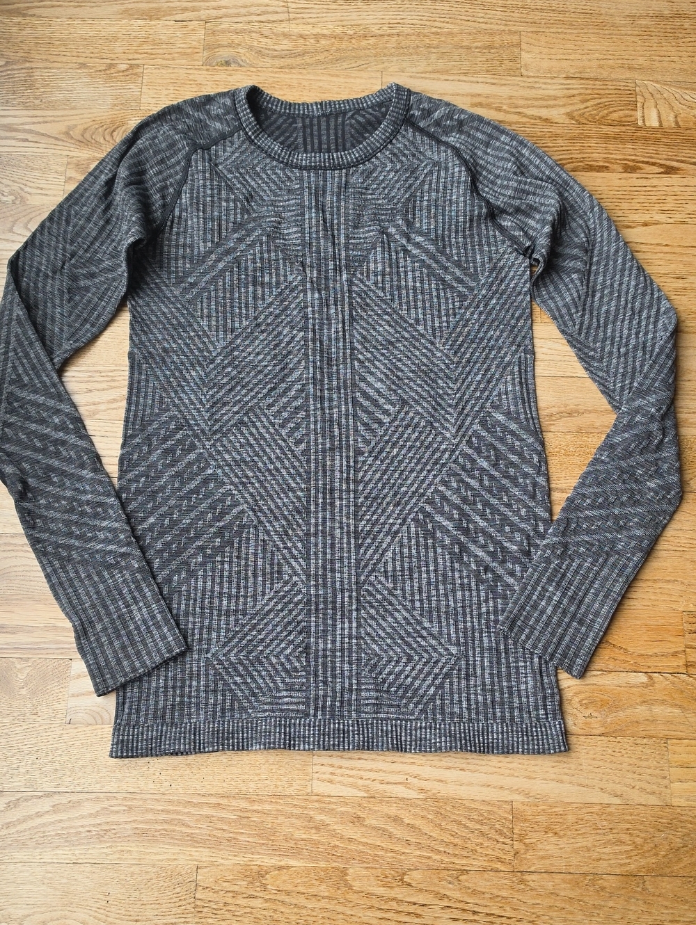 (6) lululemon athletica Women's Gray Textured Long Sleeve Tee Athletic Outdoor